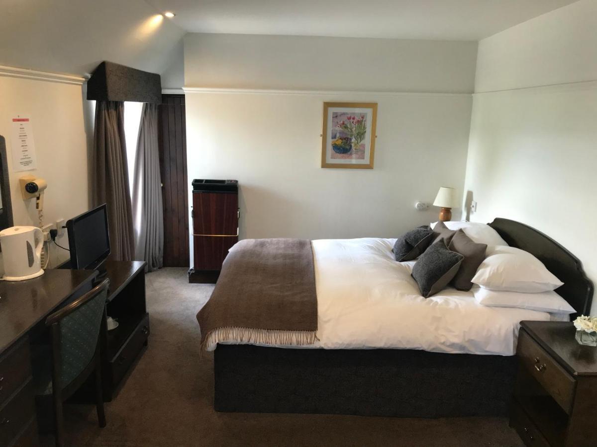 Thornhill  Lion And Unicorn Hotel מראה חיצוני תמונה